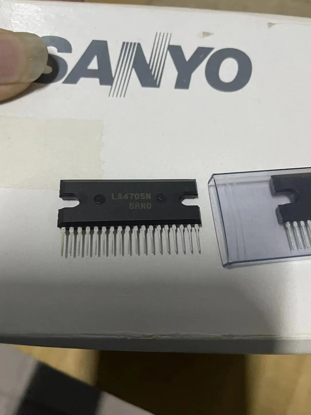 

LA4705N ZIP NEW ORIGINAL