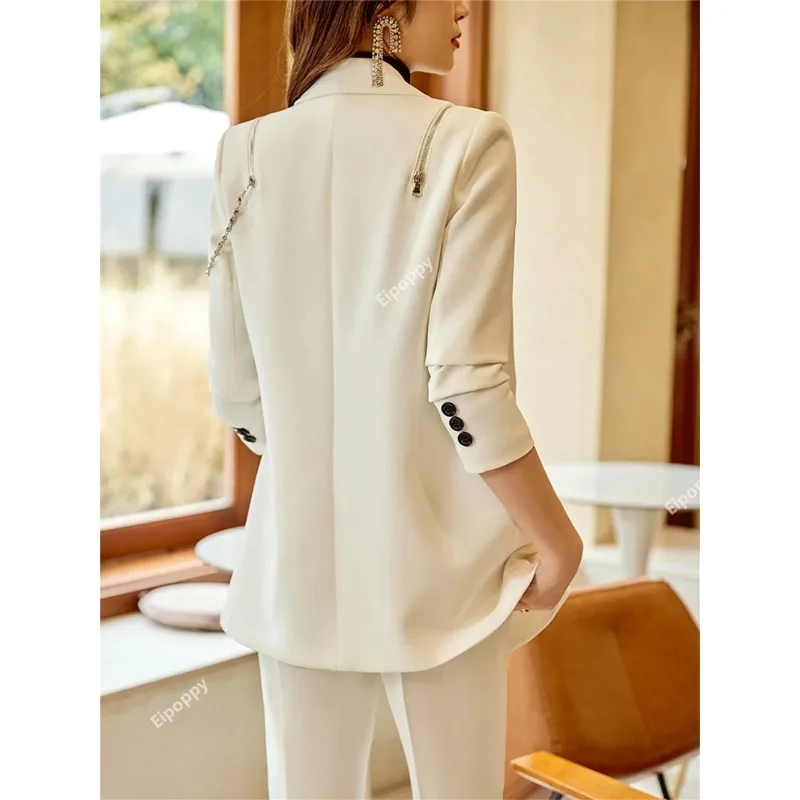 Женский деловой костюм из двух предметов