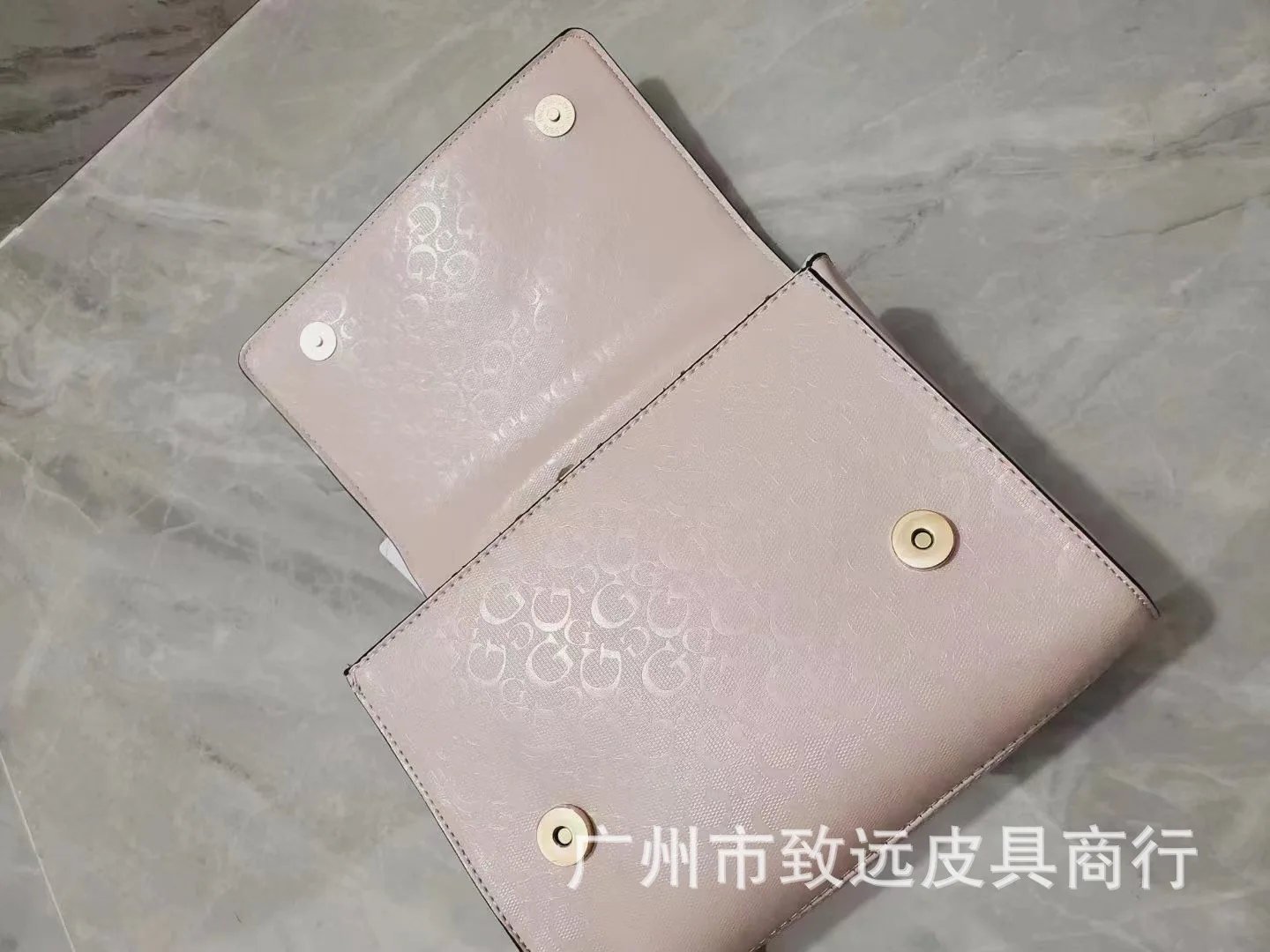 

2022 New Light Material PVC Glossy Waterproof Chain Square Bag Solid Color Embossed Letter Shoulder Messenger Bag for Women