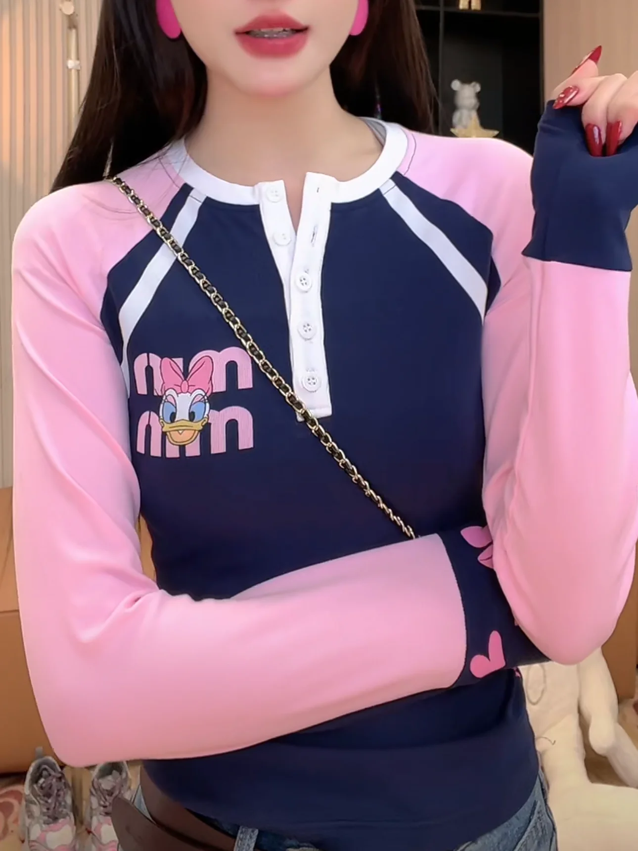 Модная брендовая рубашка с длинными рукавами контрастного цвета мультяшным