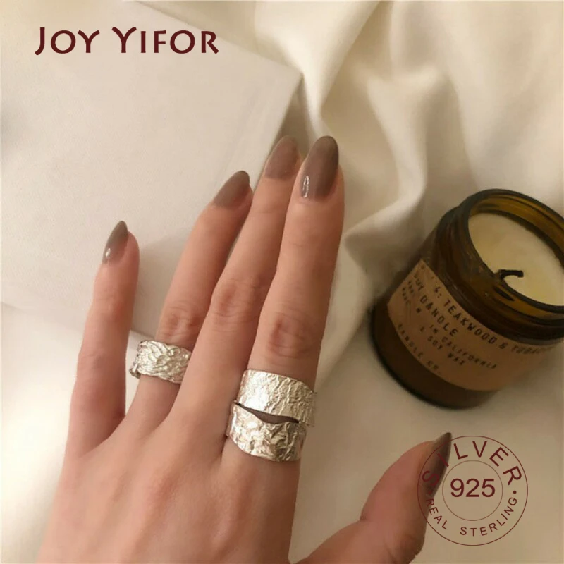 

Женское кольцо с серебряной текстурой