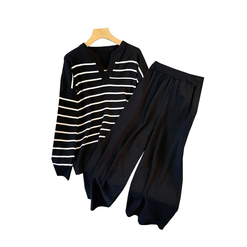 Костюм спортивный женский трикотажный с V-образным вырезом и прямыми брюками