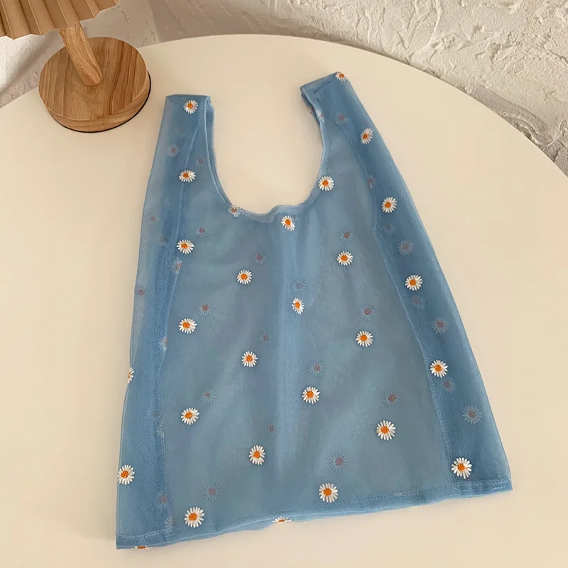 

Женская сумка-тоут из органзы с вышивкой