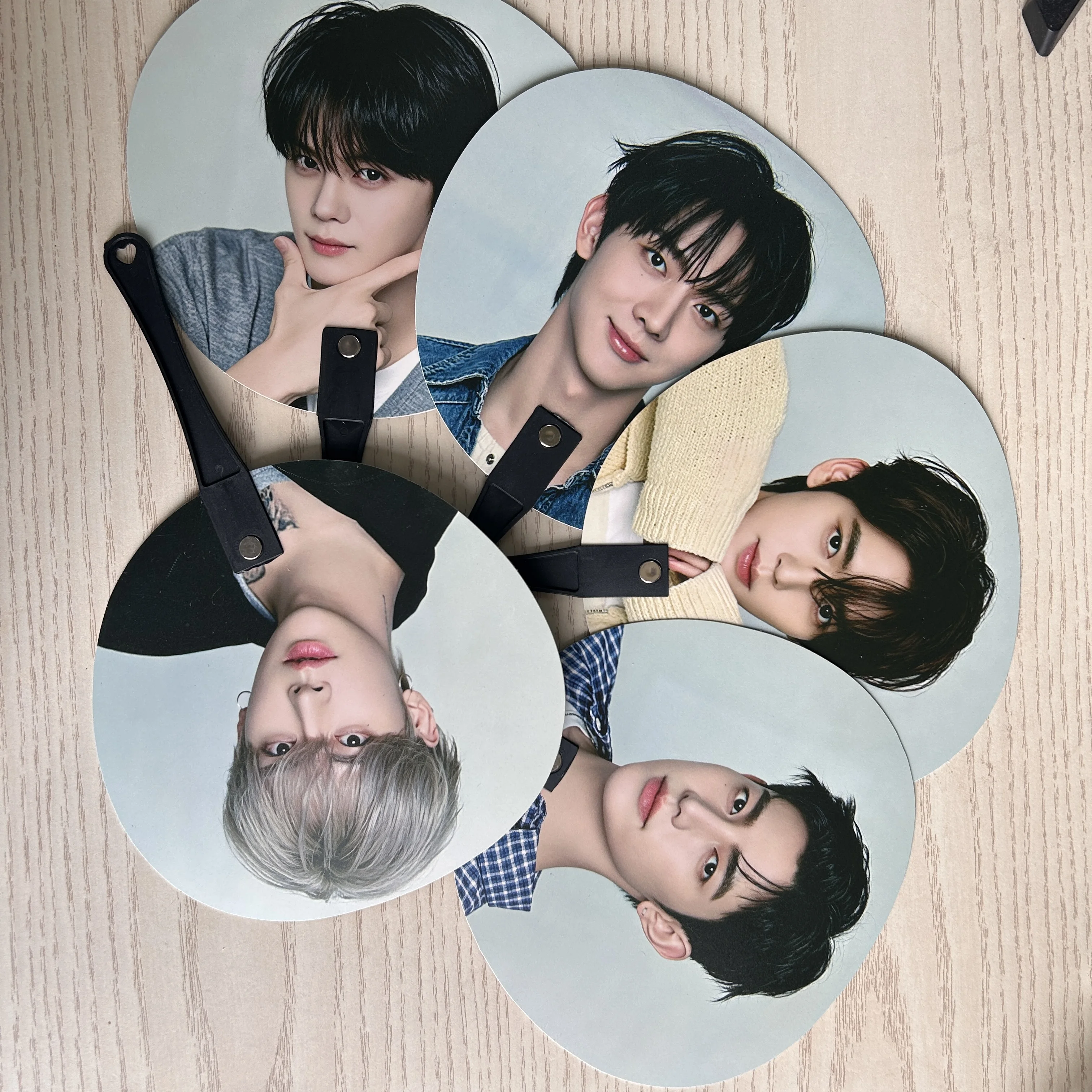 Фото Вентилятор-веер AND2BLE Round Hand Cosplay Fan, двусторонний, для концертов, ручной, с символикой ZHANGHAO SEUNGEON GYUVIN RICKY YUJIN, подарок для фанатов №1