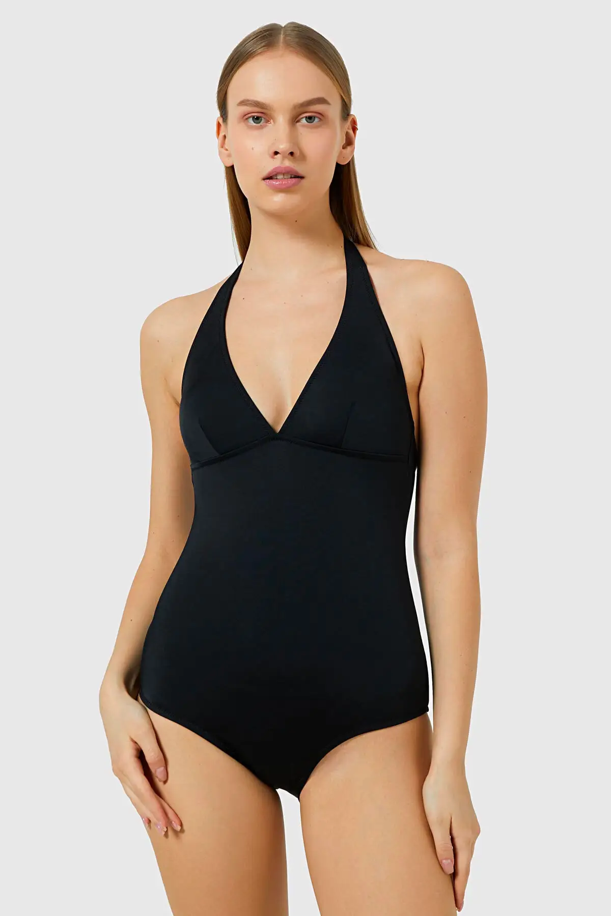 Женский черный купальник цельный