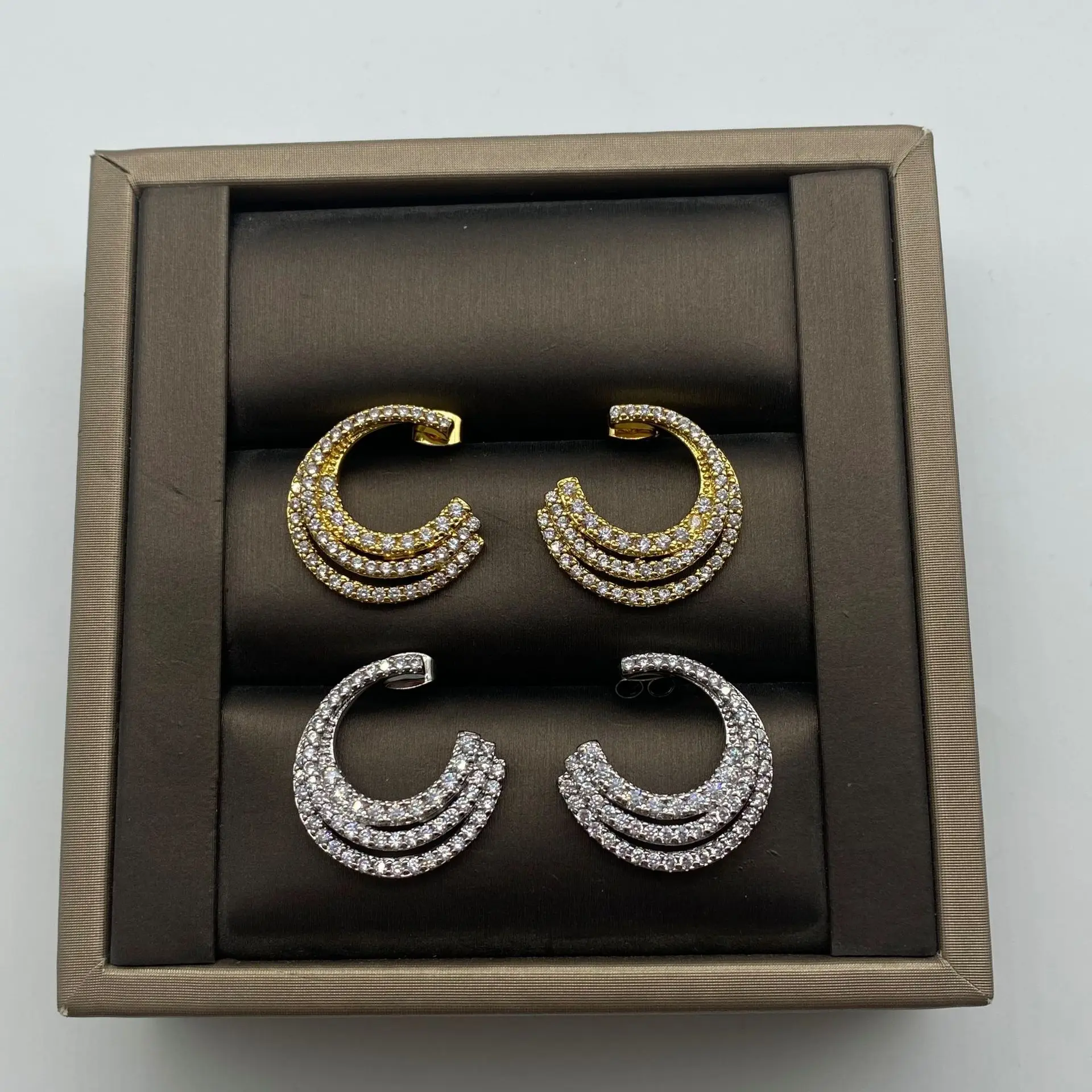 

Серьги женские золотистые/Серебристые в стиле ретро