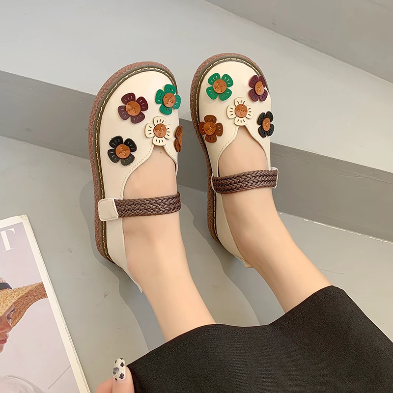 

Women's loafers Fashion Round Head Retro Flower Flat Shallow Mouth Set Foot Ladies Single Shoes Large Size 40.