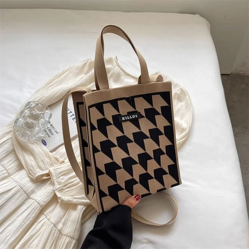 Маленькая квадратная тканая сумка в клетку с контрастной ручкой сверху модная