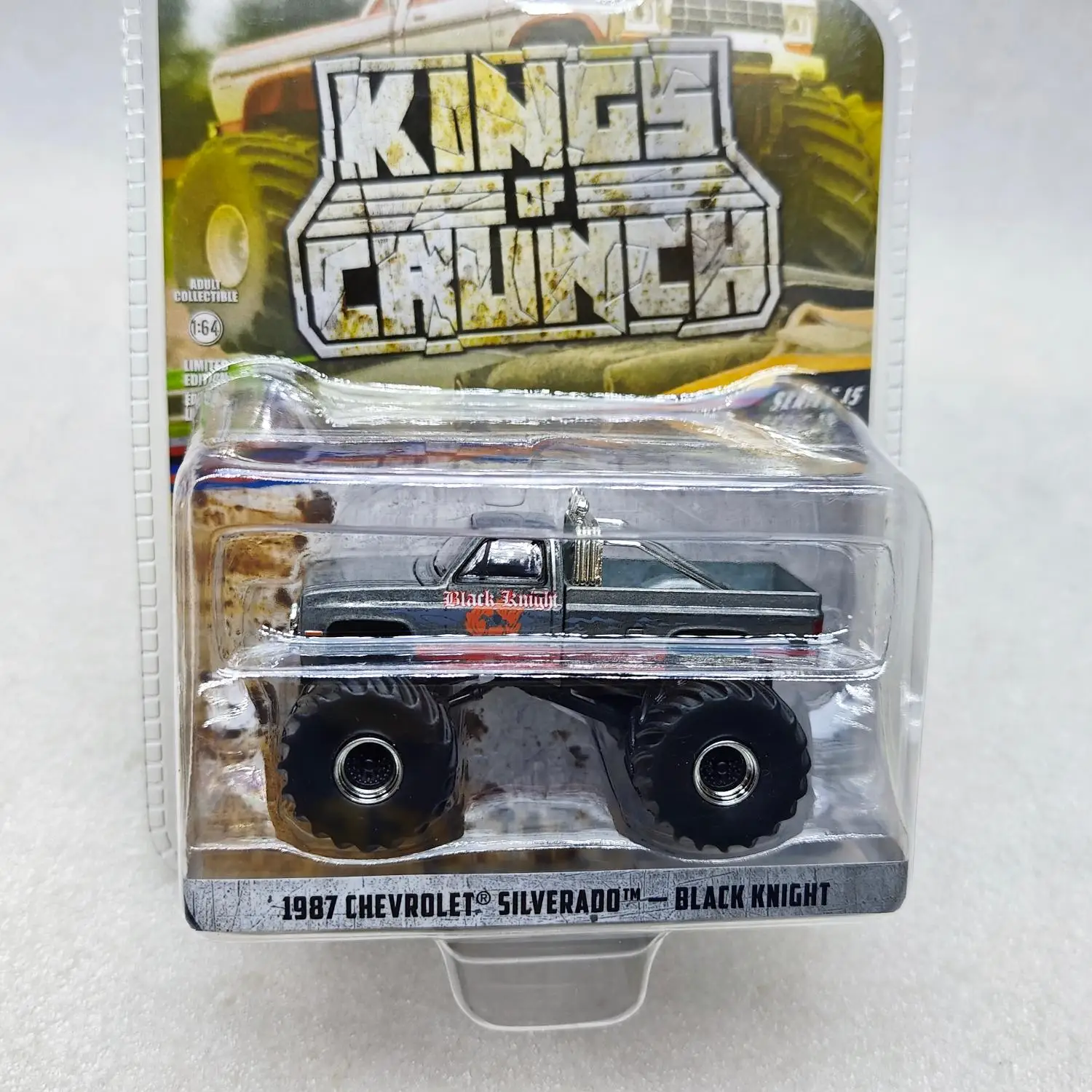 Модель автомобиля из сплава с имитацией черного рыцаря 1:64 1987 Chevrolet Silverado