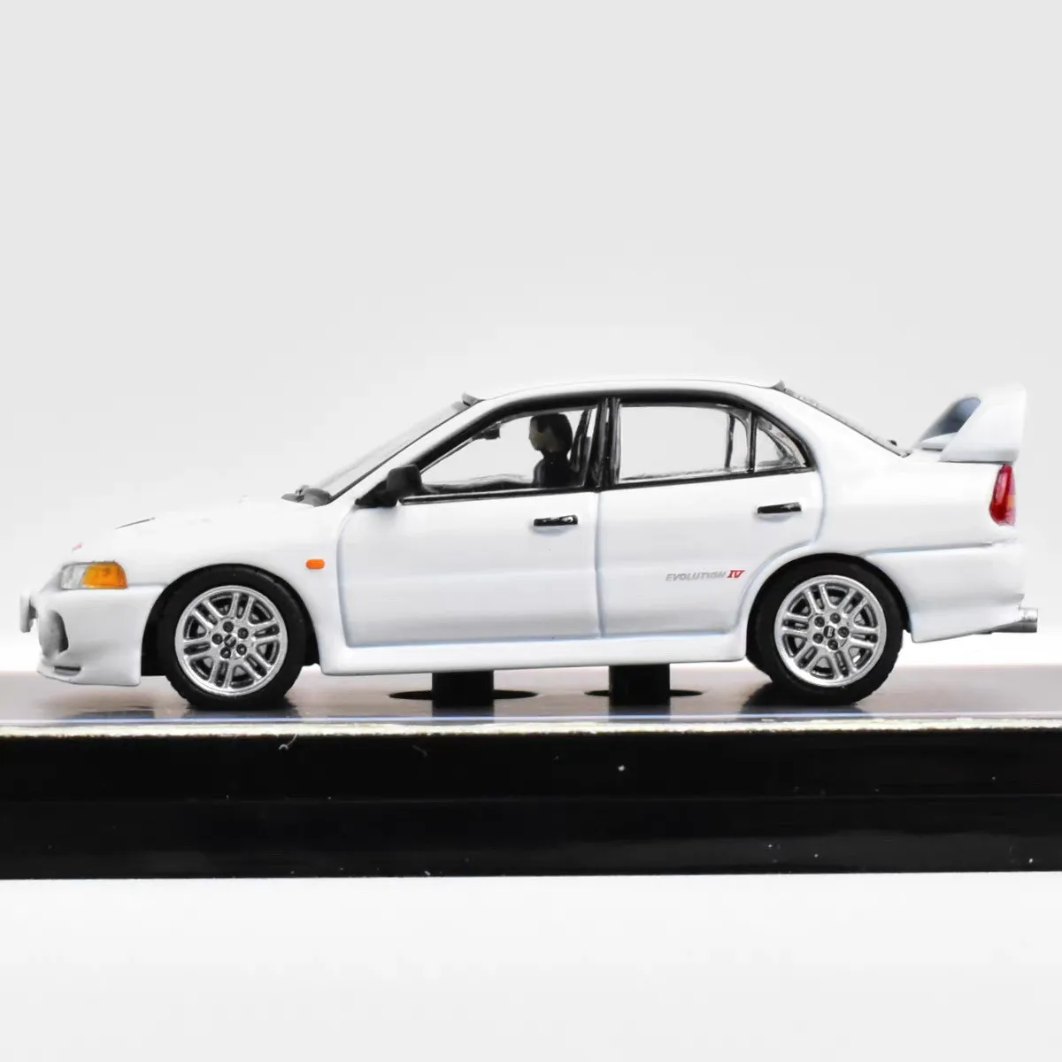 Фото Модель автомобиля Diecast Hobby Japan Mitsubishi EVO 4 белого цвета, масштаб 1:64, из сплава №3