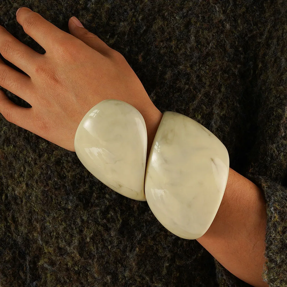 Винтажный браслет-манжета из смолы