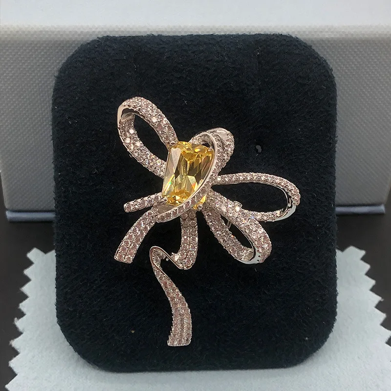 

Streamer brooch Femininity goes hand in hand with high-end badge pins