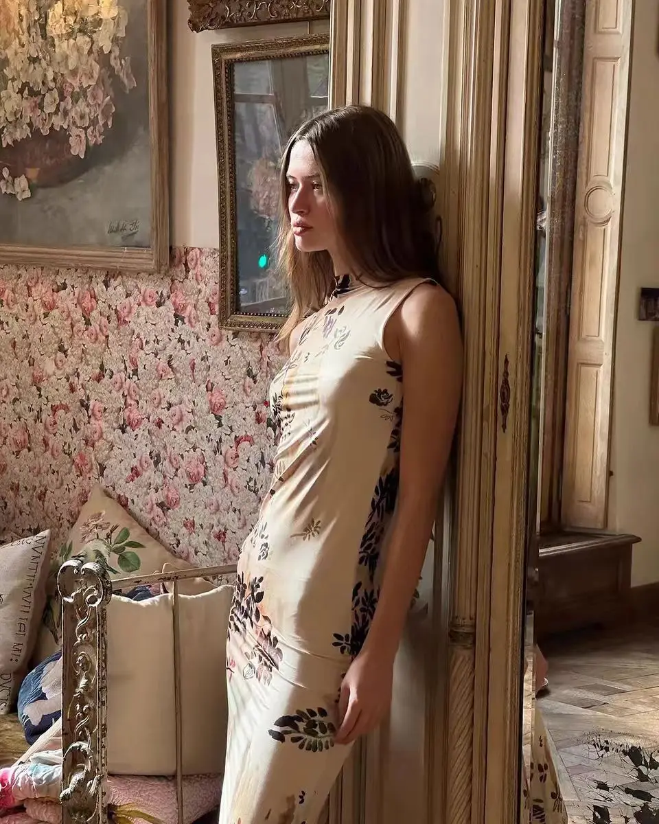 С модным джинсовым платьем без рукавов темпераментная длинная юбка с принтом в