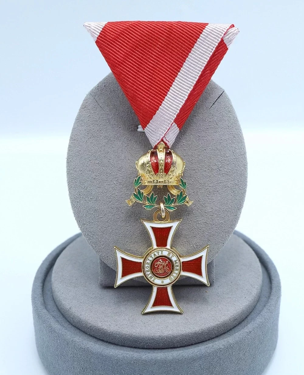 

Репродукция креста Леопольда Навалеца