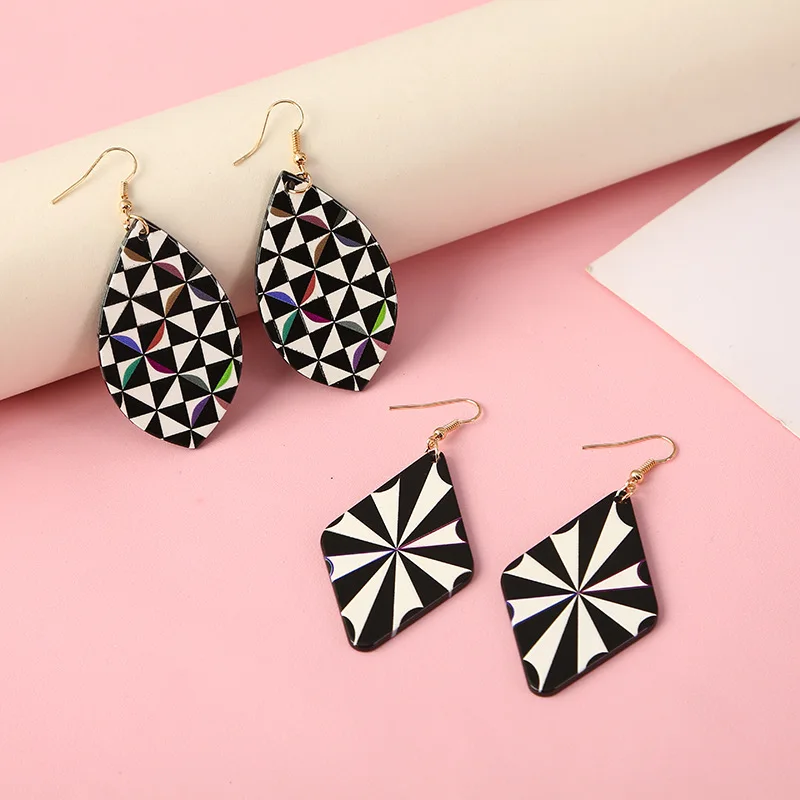

Hot Bohemian Fashion Earrings Black And White Camouflage Geometric Rosette Earrings Korean Simple Contrast Color Ear Rings Gift