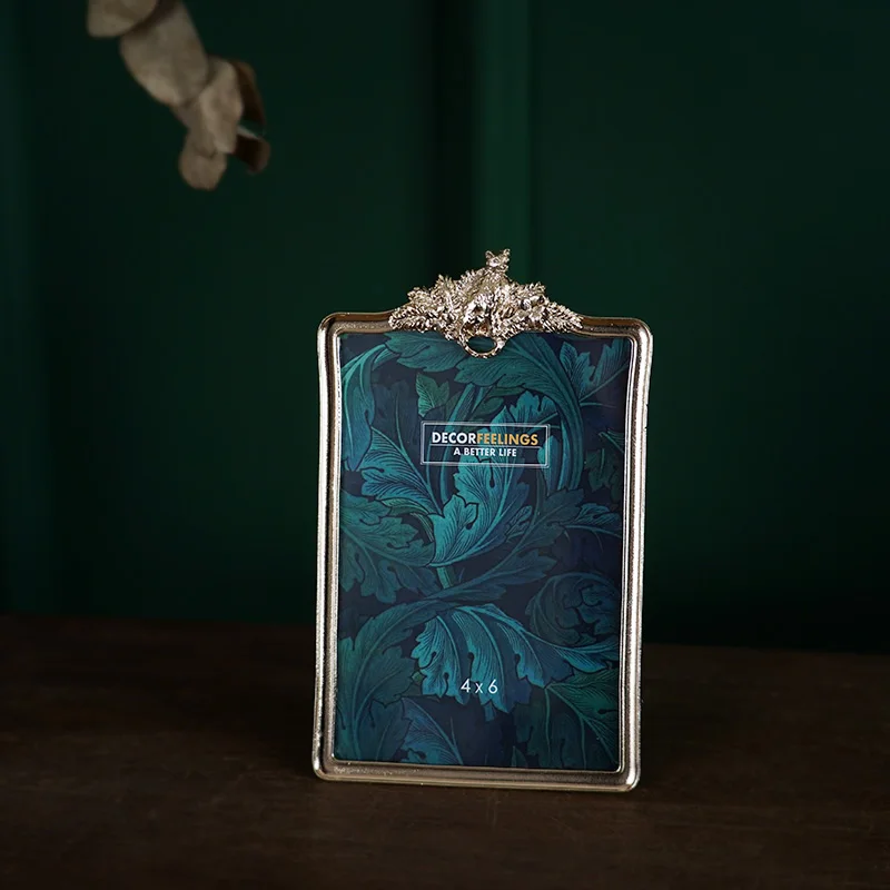 Металлическая фоторамка в форме золотого леопарда скандинавском стиле