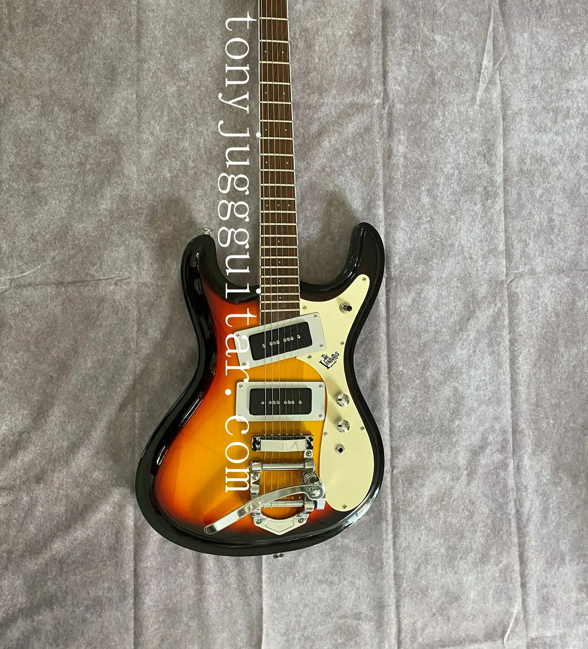 

Johnny Ramone Signature Mosrite Venture 1966 Sunset Electric Guitar Bigs Tremolo Bridge Dark Aqua White Pickupgard P-90 Pickups