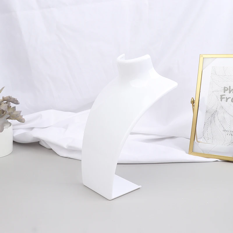 Пластиковая подставка для украшений