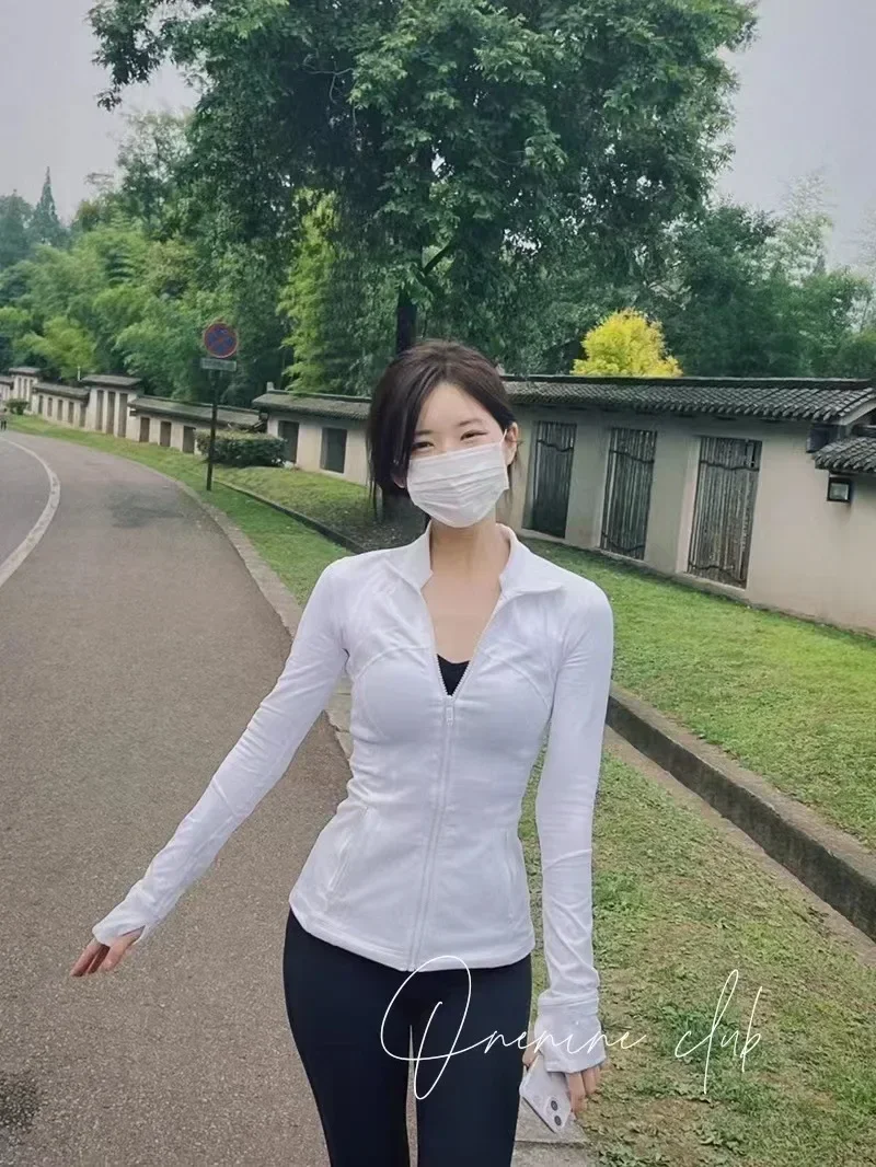 Женская спортивная куртка с длинными рукавами и карманами высокоэластичная для