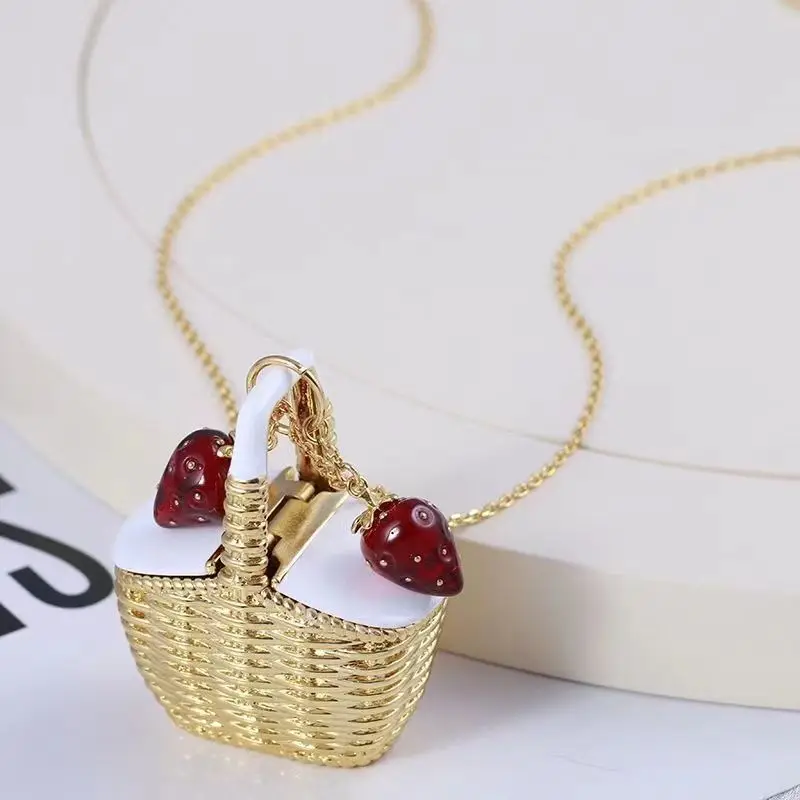 Милая плетеная маленькая цепочка для пикника с эмалированным кулоном в виде ягод