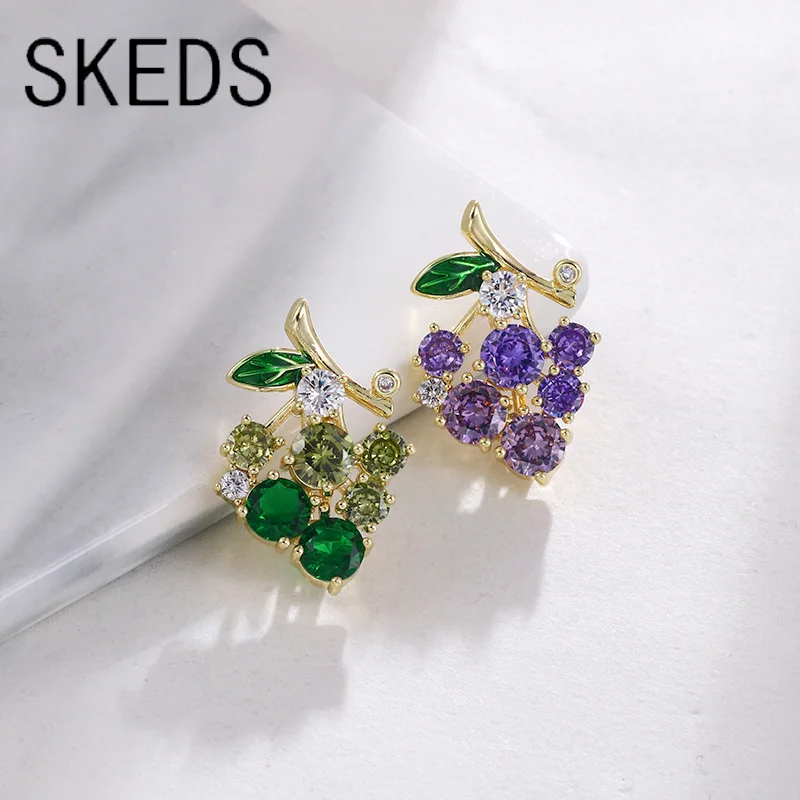 

SKEDS Exquisite Grape Crystal Brooches For Women's Clothing Trendy Luxury Fruit Elegant Brooch Pin Rhinestone Party Badges Pins