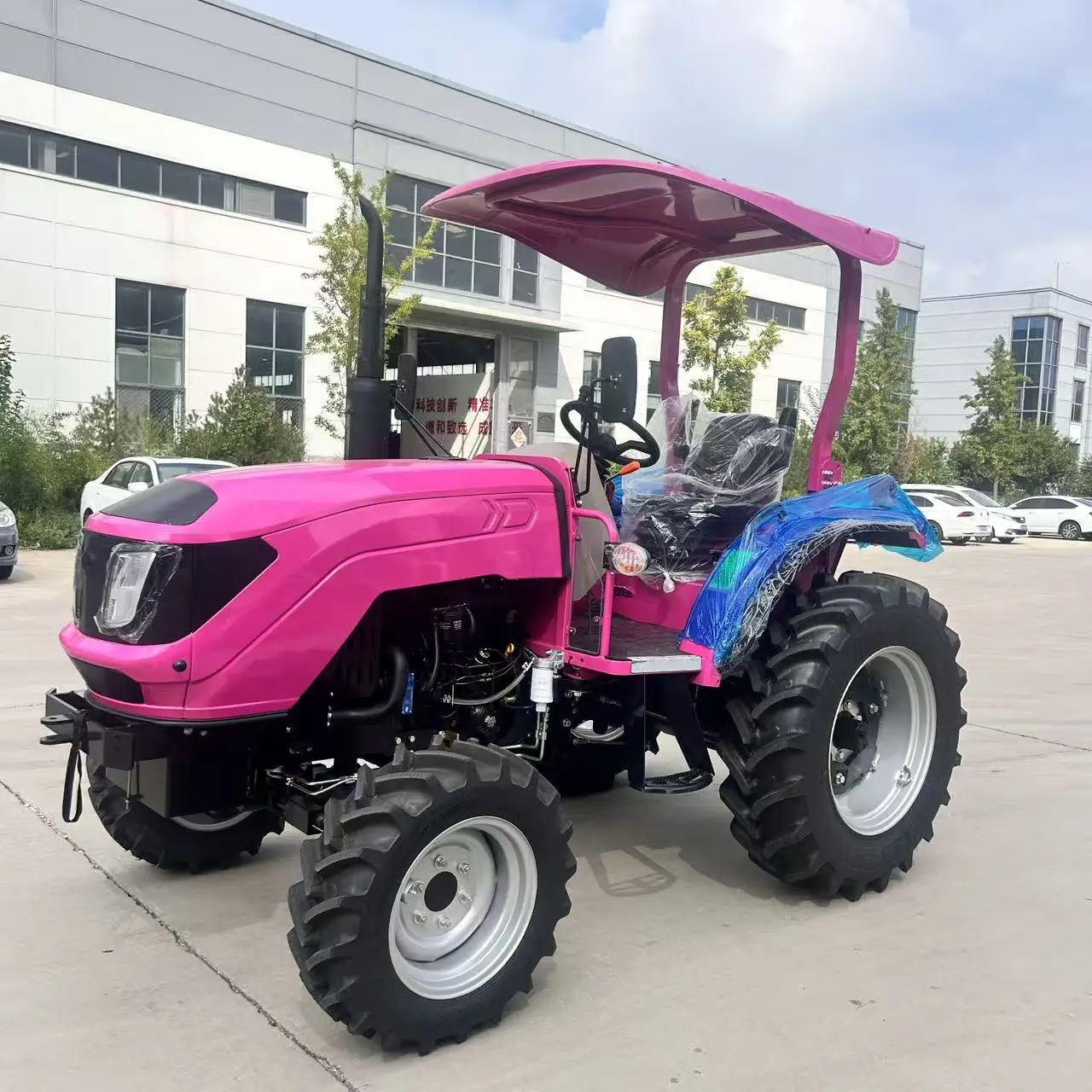 Фото Продается: мини-трактор CE COC 4X4 мощностью 25-150 л.с. с бульдозерным и погрузочным отвалами; допущен к эксплуатации на дорогах общего пользования. №2