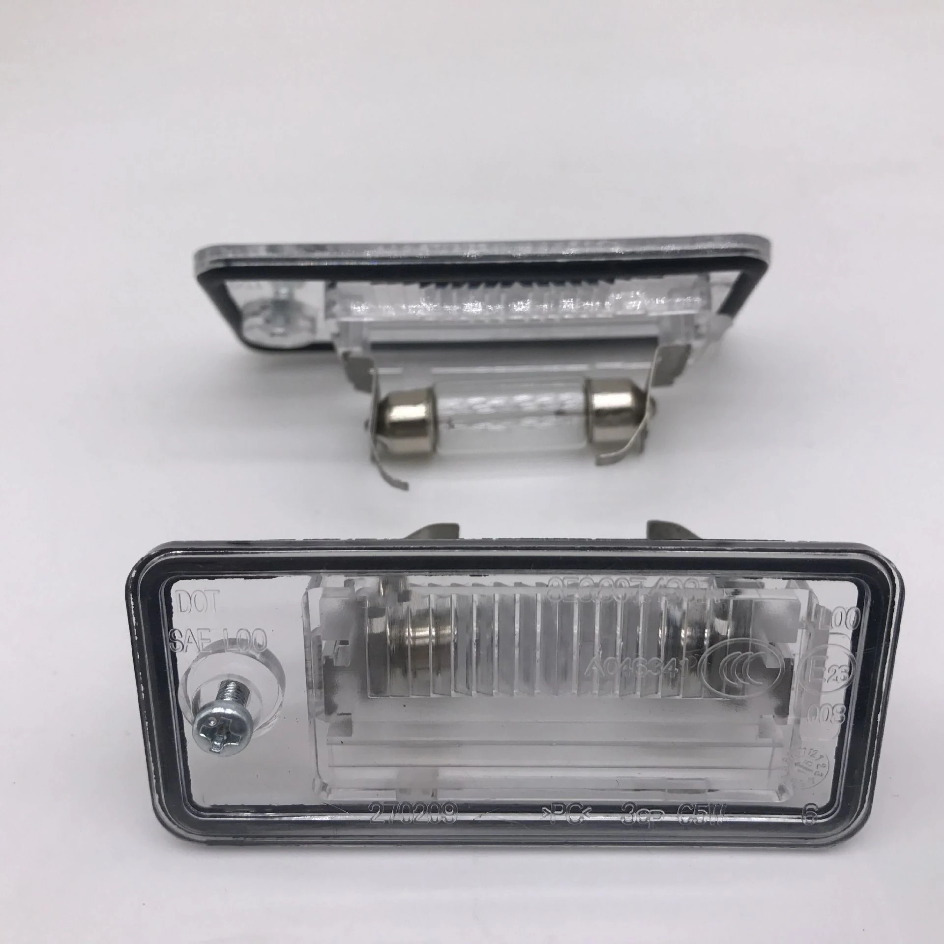 

Suitable for Audi A6L A4 B7 rear license plate lamp rear license plate lamp 8e0 807 430 A / b