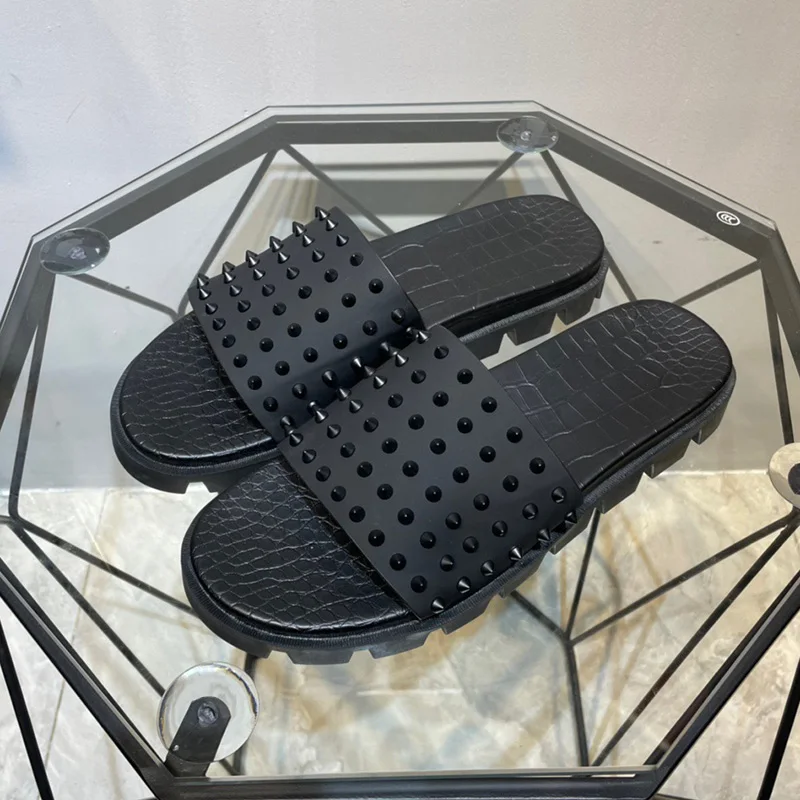 

Summer Casual Classic Personality Rivet Design Thick Sole Men's Slippers Anti-Skid Wear-Resistant Comfortable Beach Shoes