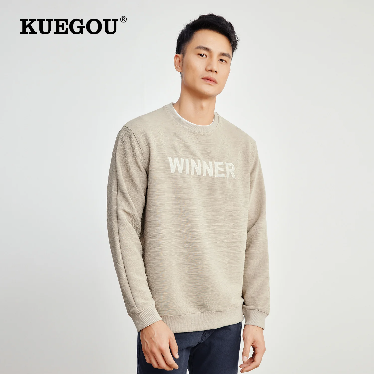 

KUEGOU 2022 Spring Spring Embroidery Plain Letter Sweatshirt Men Crewneck Slim Fashion Male Streetwear Plus Size Clothing 60106