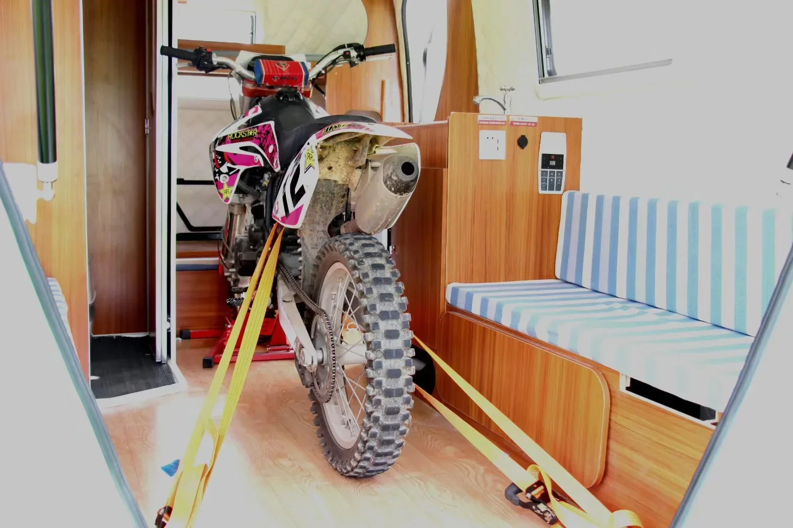 Буксирный караван заводской внедорожный небольшой кемперный прицеп