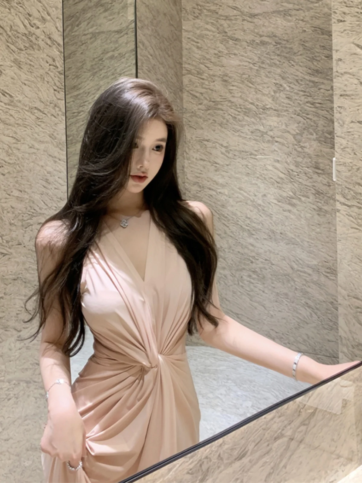 Женское платье с V-образным вырезом без рукавов