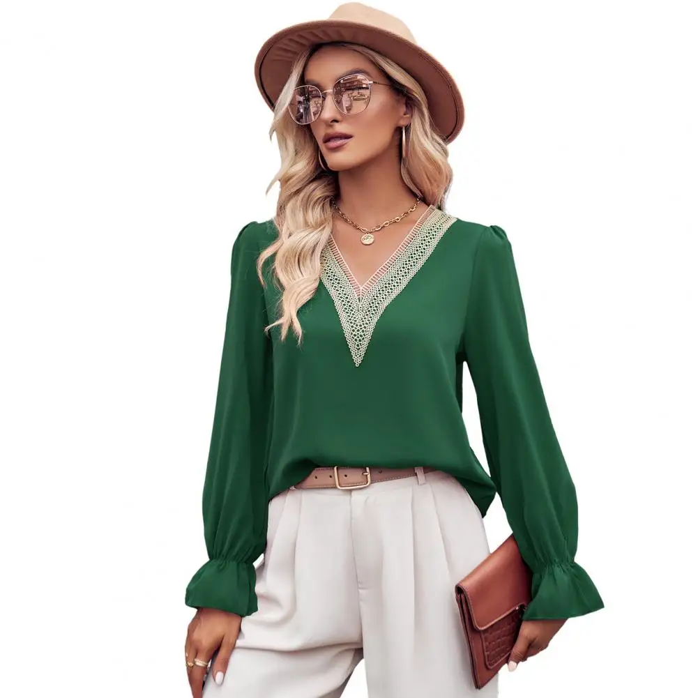 

Женская Кружевная футболка с V-образным вырезом, Осенний Женский пуловер с V-образным вырезом и кружевной отделкой, топы, свободная блузка с оборками на манжетах, однотонная уличная одежда