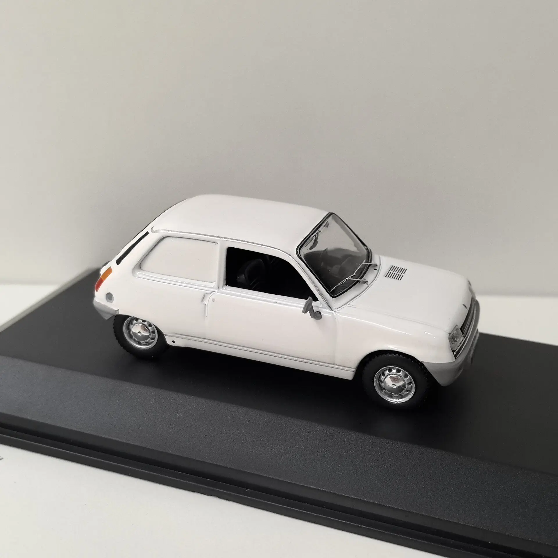 Фото Масштабная модель автомобиля ODEON 1/43 RENAULT 5 SOCIETE 2S из литого металла №5