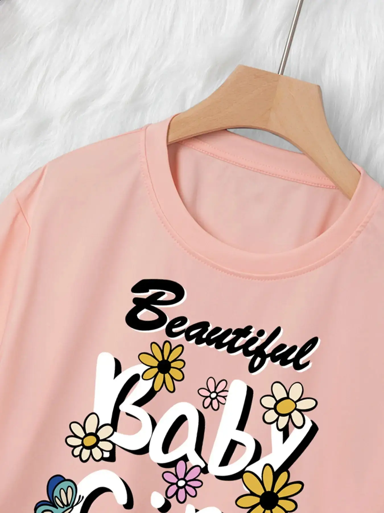 Женская короткая футболка с круглым вырезом