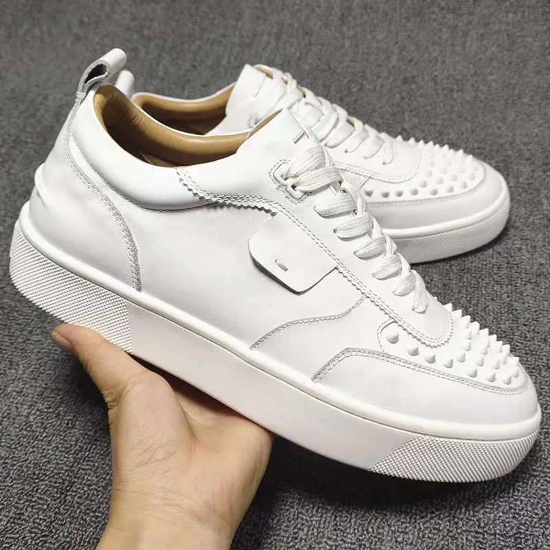 Осенне-зимние туфли с заклепками плоская подошва завязками круглый носок Eed