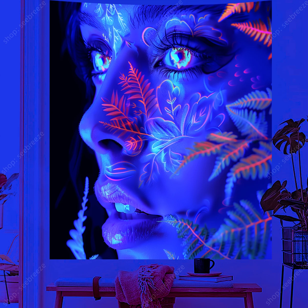 

Неоновый гобелен Pteridophyte с УФ-реактивным изображением лица