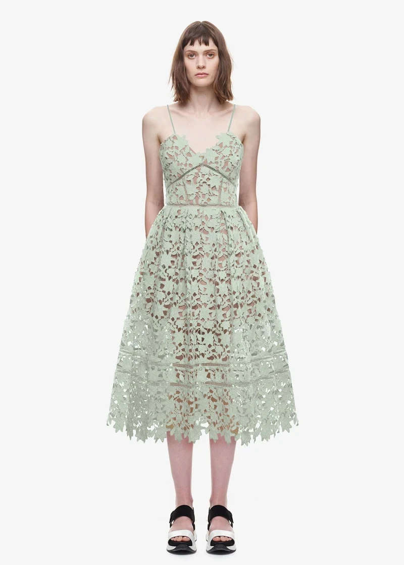 Женское кружевное платье-миди с V-образным вырезом