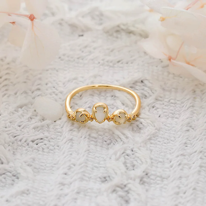 Женское кольцо из серебра 925 пробы с лунным камнем