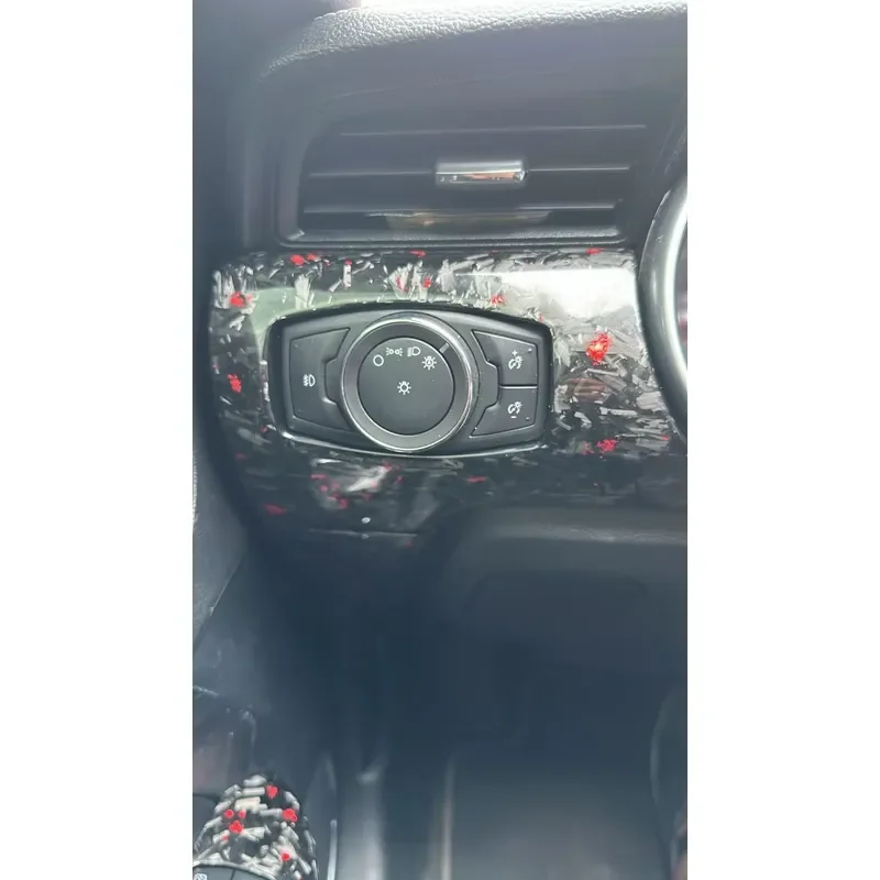 Фото Для Ford Mustang GT 2015-2023 Полный комплект из кованого карбона с красными вкраплениями: панель приборов, центральная консоль, дверные панели, вентиляционные отверстия. №4