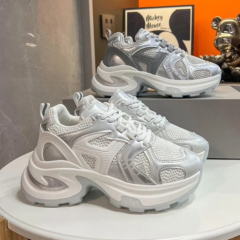 Одинаковая спортивная обувь женская повседневная на толстой подошве и плоской