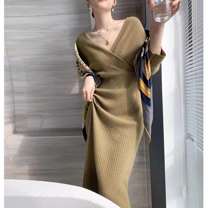 

2022 Autumn new French light luxury celebrity style slim knit dress design niche skinny waist-skimming dress