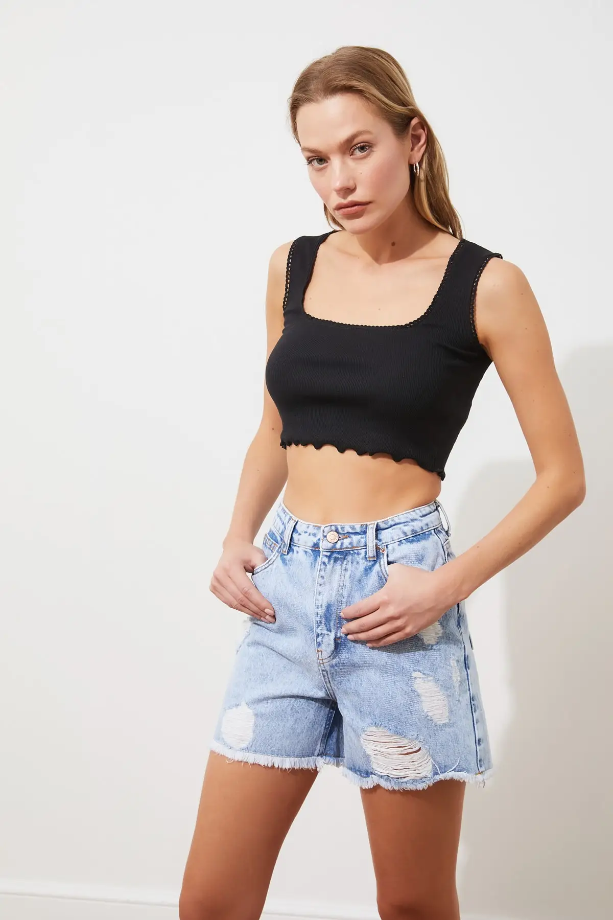 Рваные джинсовые шорты TWOSS21SR0465