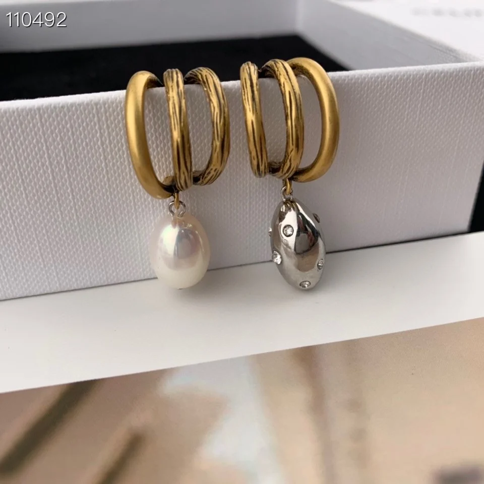 

Europe and the United States new claw hanging freshwater pearl diamond earrings