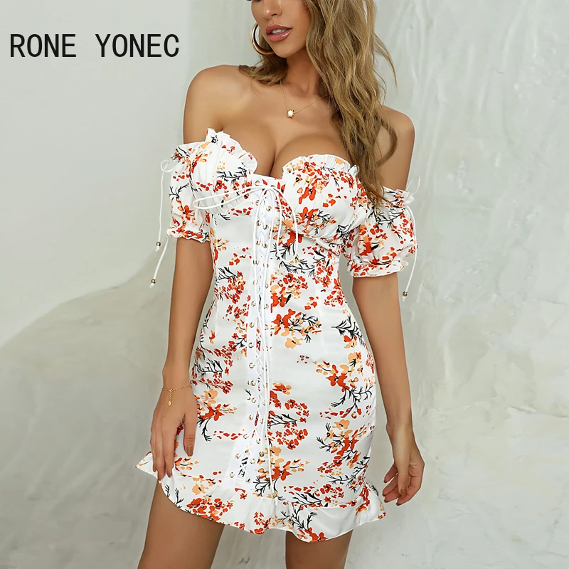 Женское облегающее мини-платье с цветочным принтом открытыми плечами и
