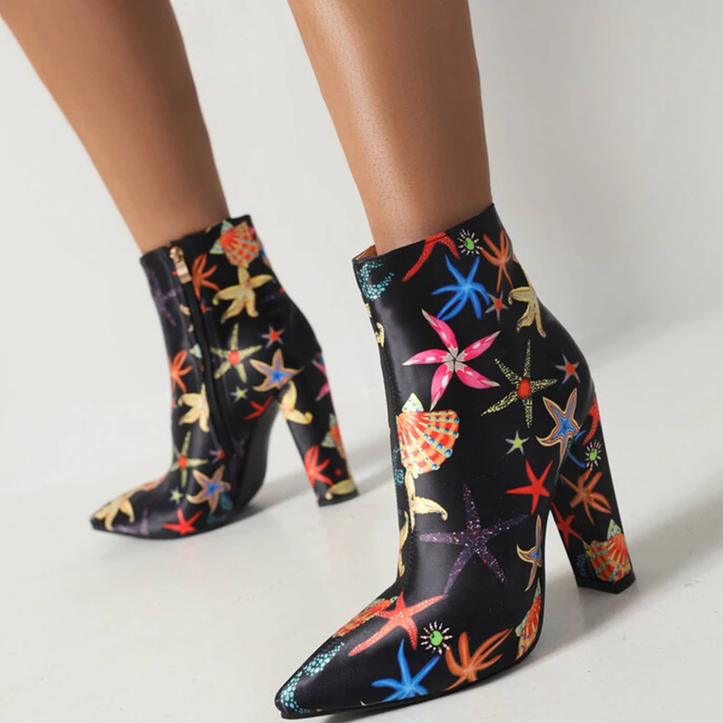 Женские высокие сапоги выше колена черные на высоком квадратном каблуке с милым