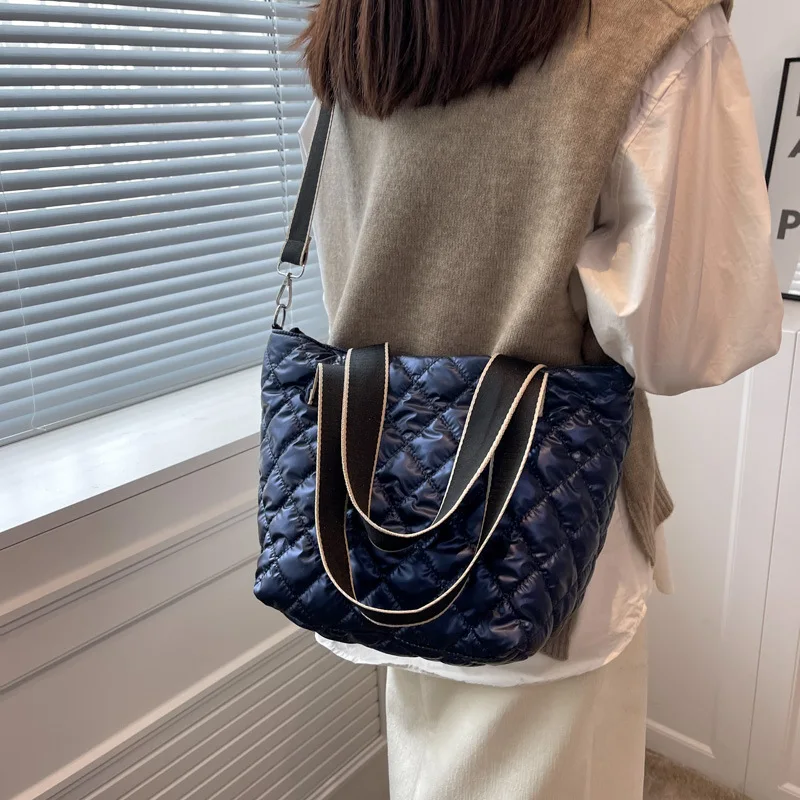 

Женская сумка-тоут, зимняя трендовая модная нейлоновая сумка через плечо для женщин, Высококачественная роскошная дизайнерская женская су...