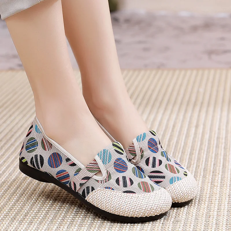 inexpensive walking shoes for mom elderly women summer loafers ladies printed canvas shoes free shipping casual slip on sneakers