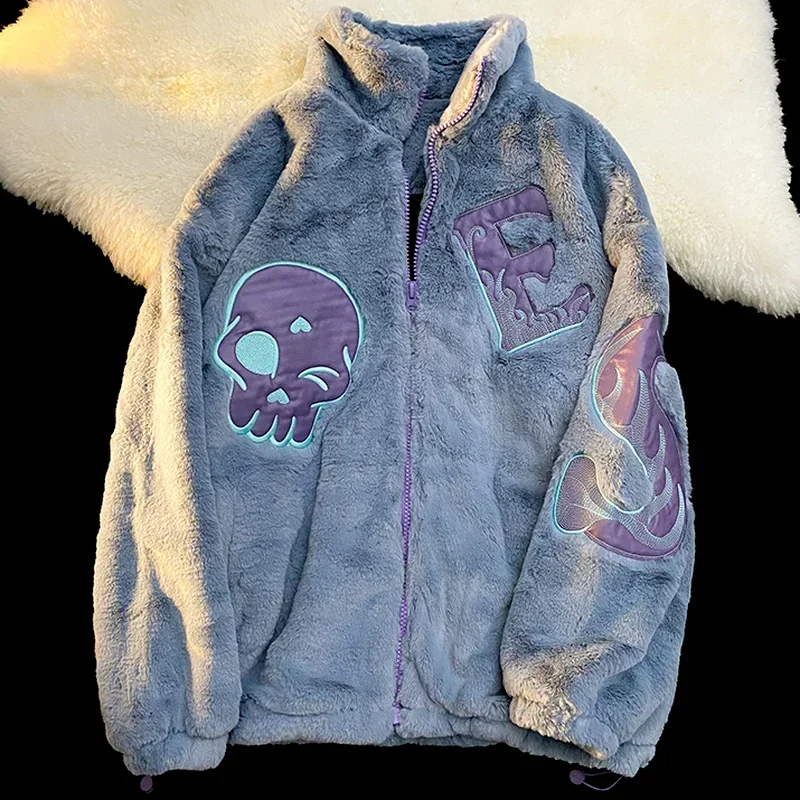 Женская куртка из овечьей шерсти с вышивкой черепа