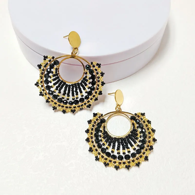 Серьги в виде кольца с кристаллами черного цвета. Модные серьги ручной вязки