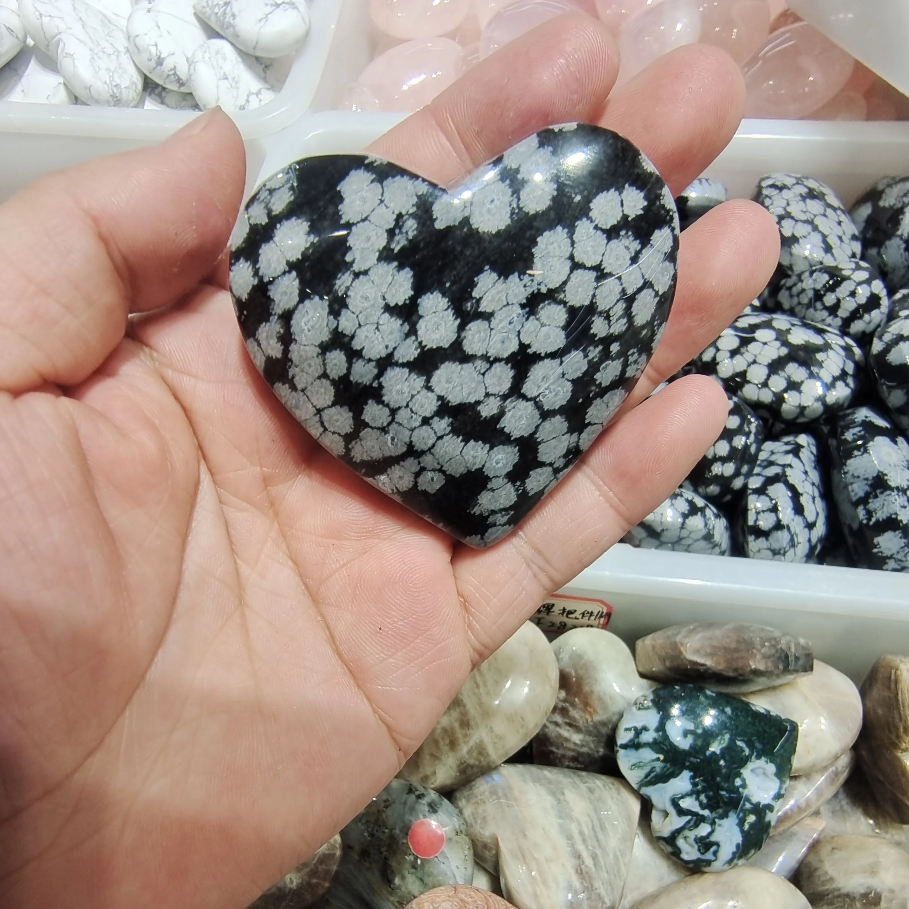 

1pc Heart Shape Natural Gems Snowflake Obsidian Crystal Energy Reiki Healing Home Decor Collection Carving Palm Stone Love Gift
